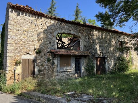 In the town of Pradines, this magnificent barn whose roof has collapsed is just waiting to regain its charm of yesteryear. With its adjoining and detached outbuildings as well as its land of 1249m², this barn would be ideal for a bed and breakfast pr...