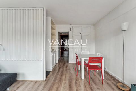Only 200 m from the PONT DE NEUILLY metro station, in a strategic location, the VANEAU agency presents this 25 m² studio. On the 4th floor of a 1960 residence with elevator, this studio consists of: an optimized and functional living room opening ont...