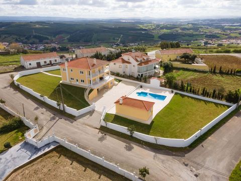 Detached single-family house, located on a 2,220m2 plot (walled and maintained). With a superb and open view over the countryside and sea, the privileged sun exposure and location allow you to enjoy a peaceful, cozy and private daily life. Ideal for ...