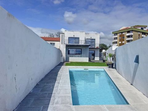 If you are looking for a like-new house, with a contemporary style, combined with the principle of functionality with all the comfort, security and privacy, just a stone's throw from the center of Ponta Delgada, this property is without a doubt what ...