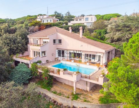 Vrijstaande villa te koop in Mataró, met 6.728 ft2, 7 kamers en 6 badkamers, zwembad en 3 parkeerplaatsen. Features: - Garage - SwimmingPool