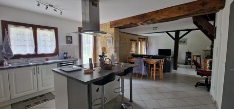 Located in a charming village 17 km east of Bergerac, this stone house has been completely and tastefully renovated and benefits from a calm and green setting, ideal for lovers of tranquility. Close to nursery and primary school, local shops and scho...