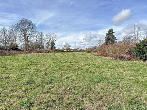 In the popular town of Arc et Senans, come and discover this land located in a haven of peace. A few minutes walk from the village center and all its amenities (doctors, restaurant, saltworks, shops, train station, etc.). This land is buildable on mo...