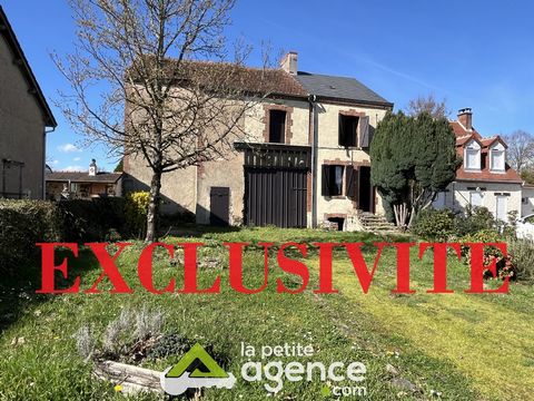 In the heart of the locality of Argentières, less than 10 minutes from the largest lake in the Centre-Val-de-Loire and only 4 minutes from the city center of Eguzon, come and discover in exclusivity this charming country house of 57 m2 of living spac...
