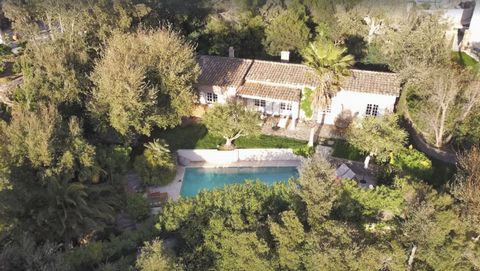 Nestled on the heights of Gassin Hill, surrounded by lush greenery and hidden from prying eyes, this charming villa has been completely renovated and offers a beautiful open view of the Gulf of Saint-Tropez. A little cocoon, the residence has been ca...