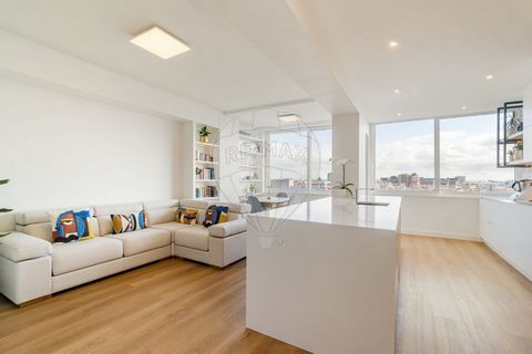 Description T2 / Fully Refurbished / Alvalade / Av. United States of America 2 bedroom apartment, with 94m² of gross private area, completely refurbished by an architecture studio, located on Av. United States of America in Alvalade. With an east/wes...