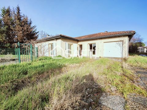 Come and discover this house of 110 m² with swimming pool and 2 garages on a large fenced plot of 4400 m². Building land serviced (water, electricity, telephone, city gas, collective sanitation ). This house is composed of an entrance, a large living...