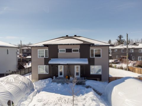 VERY RARE 5 bedroom semi-detached apartment, 15 minutes from the bridges, located in a family neighborhood where nature has its charm. If you want to have peace and quiet while raising your little family, don't wait, it's only passed! very spacious l...
