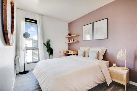 Welcome to Puteaux, just a few minutes from Paris! It's here that we invite you to move into this 11 m² bedroom. Located in a large, fully-appointed 100 m² flat, it comprises a harmonious sleeping area and a study, both enhanced by shades of terracot...
