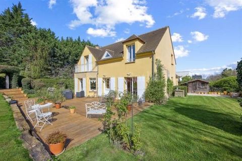 POISSY/BETHEMONT: located in a bucolic setting 400m from the renowned Bèthemont golf course and 1km from the new PSG training park, a bourgeois-style house built in 2001 on a sunny, unoverlooked 860m² plot. With 197m² of living space, it offers 7 mai...