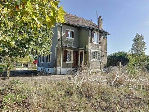 15 minutes from Arbois towards Quingey, this charming 160 m2 bourgeois house is the ideal place for nature lovers. Nestled on land of more than 3500 m2, this property offers a peaceful setting with a wooded park. The house has beautiful convertible a...