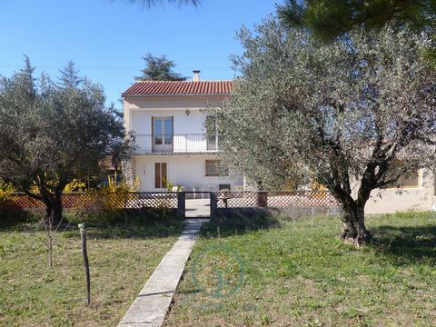EXCLUSIVITY MUNICIPALITY OF VALRÉAS, Charming villa with a beautiful unobstructed view of the countryside of Valréas while being 5 minutes from the town center, with a living area of about 110 m2 located on a wooded and fenced plot of 640 m2, We ente...