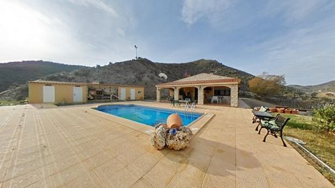 On a plot of 26,000 m2, you will find this house with large rooms and plenty of living space, both inside and outside, as it also has a large terrace with a pool. Built on the top of the plot, the house is very brighty and offers a clear view of the ...