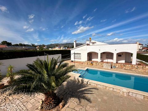 PALMERAS IMMO offers for sale this detached house with a tourist license located in the urbanization of Las 3 Calas l'Ametlla de Mar. The house is composed of: * On the ground floor: 3 bedrooms, a full bathroom, a separate well-equipped kitchen with ...