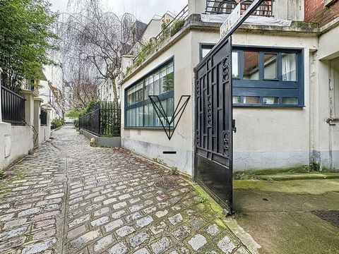 Ideally located in Gambetta, in a picturesque and quiet cobbled passage, at the foot of the shops of the rue des Pyrénées, come and discover this pretty loft. The large glass roofs and volumes will delight lovers of the atypical. Contact us quickly t...