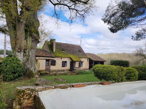 13kms from Bergerac, in the centre of a hamlet, I offer you this typical property, full of character on a plot of 917m2. The thatched cottage with a living area of 46m2 consists of a living room of 20m2 with fireplace, an independent kitchen, a showe...