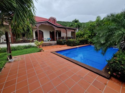 Pure villa Créole plage à pied + 2 bungalow F1 et F3 avec garage et piscine sur 1965 m² de terrain arboré