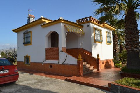 Beautiful detached house near Alora This beautiful home is located near a main road and therefore very accessible. The house has an elevated entrance and from there you enter the living room. There is a fully equipped kitchen with stove, double sink,...