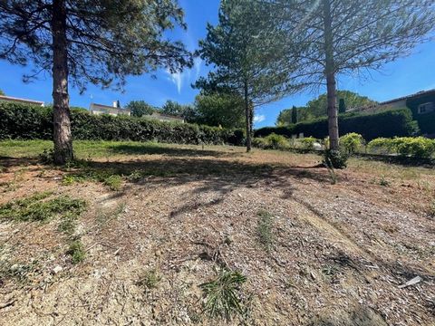 Our agency offers for sale, a plot of land of 1010m² located in a residential area of Saint Paul de Vence. A permit for a 125 m² villa with swimming pool consisting of a living room with open plan kitchen of 42 m², 4 bedrooms, 2 bathrooms, a garage, ...