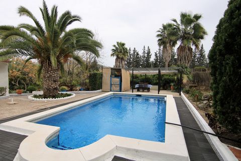 Nice Hacienda next to the Cártama-Coin highway. Main house of approximately 380 m2, composed of a large main entrance, a toilet, living room with great space and clarity, fully equipped kitchen with dining table to enjoy the best meals, five comforta...