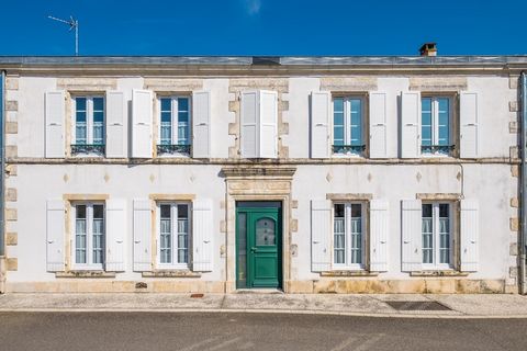 Dpt Charente Maritime (17), à vendre proche de LA ROCHELLE maison P6 de 190 m² - Terrain de 685,00 m²