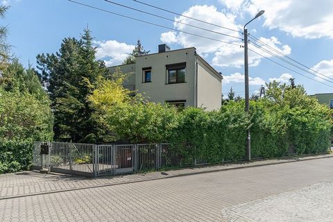 Detached house with an area of about 220 m2 Wroclaw Strachocin I invite you to familiarize yourself with the offer of a detached house located in the Strachocin district of Wrocław at Zamoyskiego Street. The building is located on a developed plot of...