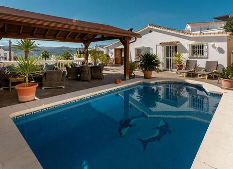 Charming south facing Andalusian style detached villa offering plenty of natural light and stunning views, surrounded by terraces, a private pool and a garage. Situated on a small and quaint urbanization within walking distance to amenities, a shoppi...