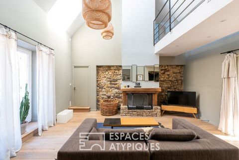Family atmosphere and holiday spirit in the countryside, a stone's throw from Rennes. You will be charmed by its beautiful stones, its exposed beams and its light. The property, completely renovated, offers generous volumes and an original layout. Th...