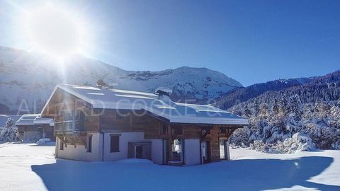 Plateau du Mont-d'Arbois close to the Côte 2000 ski area, detached chalet built on flat land, and enjoying good sunshine with unobstructed views. This chalet benefits from a residual building right of 60 m² on the ground which can increase its curren...