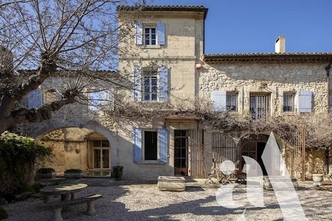 Charming 19th century stone village house in the heart of the historic village. On an enclosed and landscaped garden of about 650 m2 with swimming pool, this elegant house offers beautiful reception rooms facing south. Entrance, dining room, large ki...