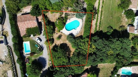 In the heart of the village of Saint-Maime, this building plot of 1100 m2 with a swimming pool already located on it, will allow you to carry out your construction project. It is possible to benefit from the existing development permit, which envisag...