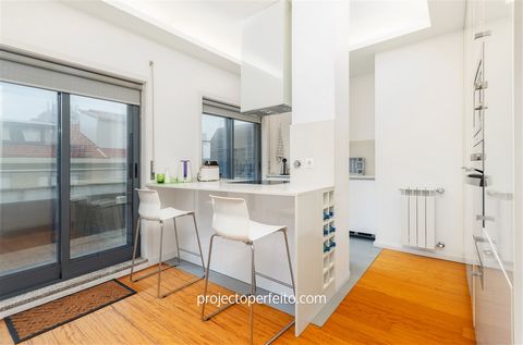 Fully renovated 2 bedroom flat for sale in the heart of the City of Espinho Located on the third and last floor, 200 meters from the beach with two terraces, inserted in a recent building. Property of generous area, it has a large living room connect...