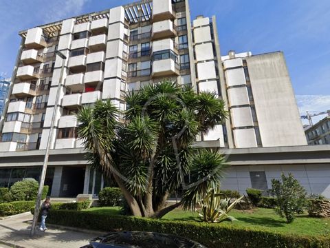 La propiedad en venta se encuentra en la Rua da Constituição No 906, R/C, en la parroquia de Paranhos, en el municipio de Oporto. Se trata de una zona urbana consolidada, muy céntrica, de carácter mixto, con la convivencia de viviendas, edificios de ...