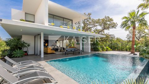 Virtual Tour | VideoThis stunning 7-bedroom villa with pool, elevator, central heating, garage/basement with gym, bar, cinema room and sea view, is located in Pêra, with easy access to supermarkets, and restaurants, just a 5 min. drive from Armação d...
