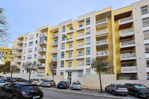 Il s'agit d'un appartement avec 2 chambres, dont une suite, situé sur la principale Avenue dos Jardins da Parede.La propriété a été repeinte. Il comprend un hall d'entrée, un salon et une salle à manger avec balcon, une deuxième salle de bain, une cu...