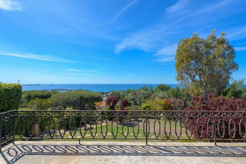 Situated in a quiet, dominant position in a residential area of Bandol, on landscaped grounds of approx. 1,600 m2, this beautiful traditionally-built villa boasts uninterrupted panoramic sea views. The villa comprises a large entrance hall, a lounge/...