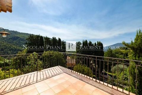 This house is located in Coaraze, on the hills to the east of Nice, in absolute calm. It is nestled in a green setting with 2600 m² of terraced land planted with various fruit trees and Mediterranean species. The south-facing 2-storey villa offers pa...