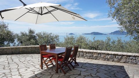 Located halfway between Zanego and Tellaro, a short distance from Lerici and all services, this independent house is accessed through a comfortable pedestrian path with sea view that leads from the drivable road of Zanego to the property in about 10 ...