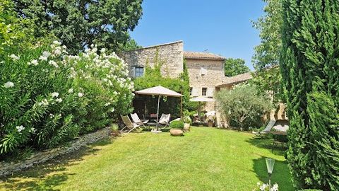 This generously proportioned mas is located in the heart of the golden triangle. Located on a hillside, it faces the Luberon in a bucolic environment of century-old trees and olive trees. Its central location allows access to all the perched villages...