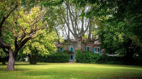 FARM - This old renovated XIXth century farmhouse is nestled in the heart of a peaceful haven of more than 1ha 6, only 10min from l'Isle sur la Sorgue, the Capital of Antiques. Transformed into a guest house and gites, in the shade of two bicentennia...