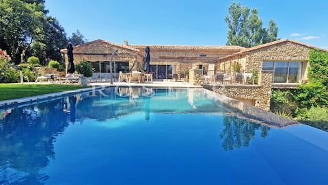 Near one of the most beautiful villages in France, magnificent property measuring over 400m² and 100m² for the garage. The main living space, 100m² is very luminous in the form of an L with large French windows, fireplaces, dining and bar area. There...
