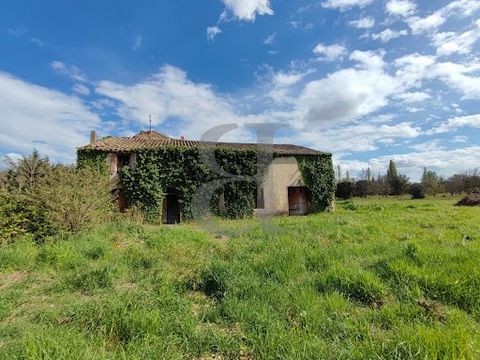 REGION VALREAS Semi-detached stone house on one side, to be completely renovated. It is located on a plot of about 2000 m², in a quiet environment between village and countryside. It offers a potential of approximately 140 m² spread over 2 levels. La...