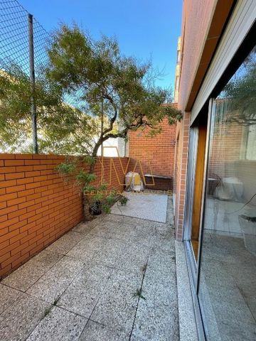 Excellent 2+1 bedroom apartment located in Matosinhos with 93 m2, . Great opportunities for your family member. Apartment with two bedrooms, built-in wardrobes, very bright, it also has a small bedroom also excellent and can make it a study room or a...