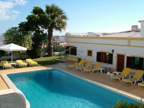 Building with sea views, in the center of Albufeira with 8 individual apartments (5 T=+1 and 3 T2) with swimming pool and parking. Ideal for a Guest House, or for an investor who wants to monetize or sell separately. It also has a large sea view terr...