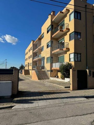Description Generous 2+1 bedroom apartment, with sea views and excellent sun exposure. In the surrounding area and a few meters away, you can enjoy the proximity of the Vila Chã Elementary School and a bakery with a vegan option. 4 minutes away is th...
