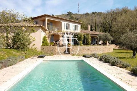 Property located in La Garde-Freinet, offering beautiful views of the village and the surrounding hills. It features a large plot of 3279m² with a swimming pool. The property includes a spacious living room and a bright dining area opening onto a ter...