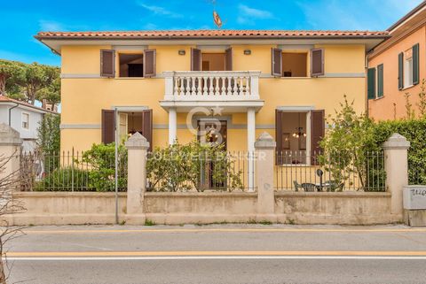 Gracious Art Nouveau residence located in a privileged position in Marina di Pietrasanta, in the renowned town of Versilia. Equipped with two entrances, one main and the other driveway with automatic gate, it offers convenience and accessibility. Sur...