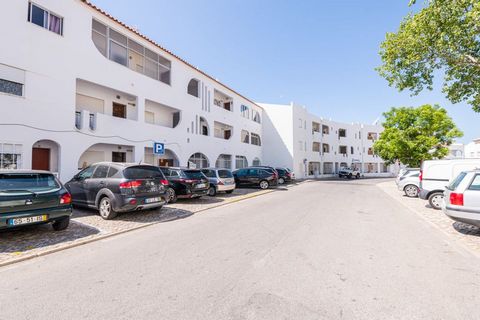 Beautiful 2 bedroom cozy apartment in the heart of Albufeira. Big and bright living room with double sofa bed and terrace with sea view, fully furnished kitchen, one spacious bathroom and two large bedrooms, one of which has a sea view. It can accomm...