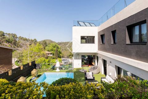 Lucas Fox is pleased to present you this spectacular 529 m2 eclectic style house located in Can Cortés, in Sant Cugat del Vallés on a 1001 m2 plot with dream views. The property is distributed over three floors and a floor where the garage with capac...