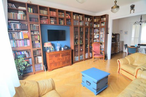 I am offering you to rent my refurbished, causy, sunny home, a huge and elegant flat in the heart of Budapest. The flat has two small, very green and lovely balconies, 4 big rooms (2 bedrooms, a huge living room, a dining room), two bathrooms, a sunn...